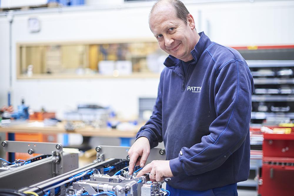 Pattyn employee using the Pattyn service kits